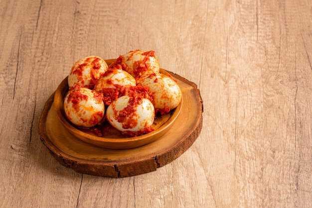 Indonesisch eten Telur balado of gekookte eieren met sambal balado