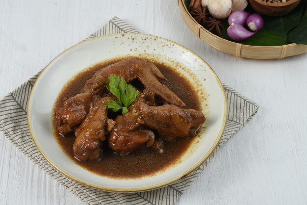 Indonesisch traditioneel voedsel semur ayam of kippenstoofpot is Kip met spiceherbSojasaus a