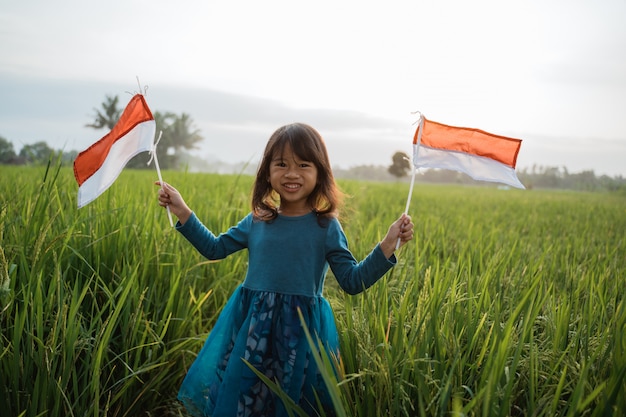 Indonesische jongen met nationale vlag