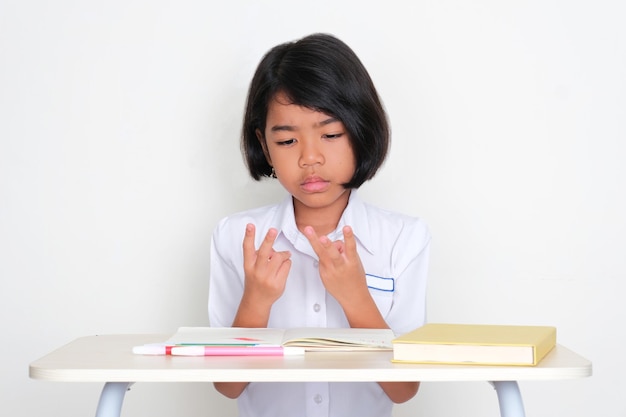 Foto indonesische leerling leert tellen met haar vingers.