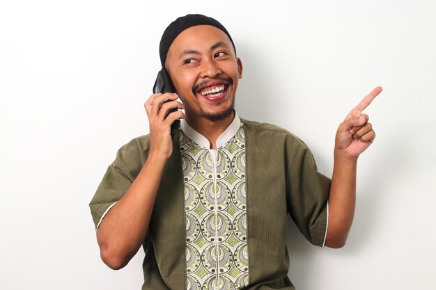 Indonesische man op de telefoon richt de aandacht Controleer deze aanbiedingen tijdens de Ramadan