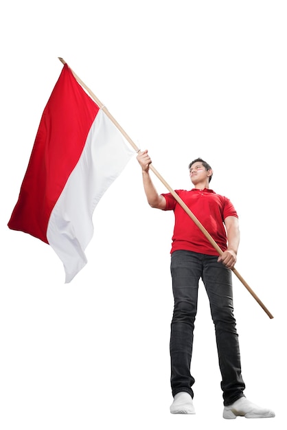 Indonesische mannen vieren de Indonesische onafhankelijkheidsdag op 17 augustus door de Indonesische vlag vast te houden