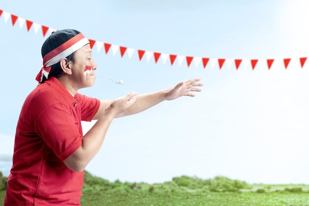 Indonesische mannen vieren op 17 augustus de Indonesische onafhankelijkheidsdag met een knikkerrace met een lepel Indonesische onafhankelijkheidsdag