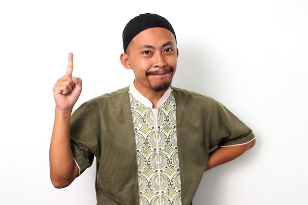 Indonesische moslim man heeft een idee op een witte achtergrond