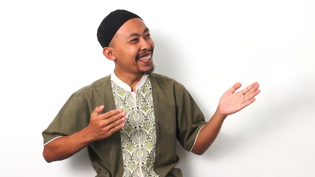 Indonesische moslimman Welkom gebaar Witte achtergrond