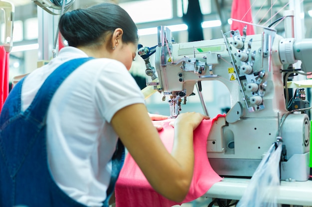 Indonesische naaister in Aziatische textielfabriek