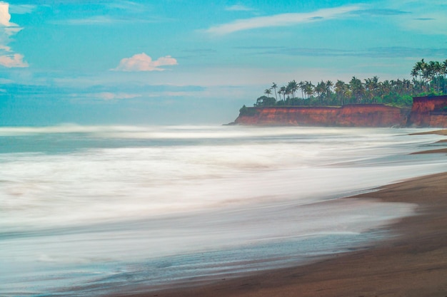 Indonesische natuur met prachtige stranden in de ochtend