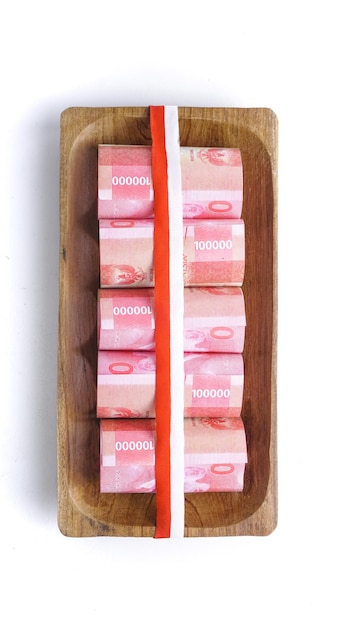 Indonesische rupiah-geld in bord in plaats van eten