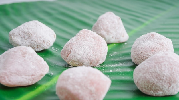 Indonesische traditionele keuken Mochi Sukabumi op bananenblad Close Up View Selective Focus