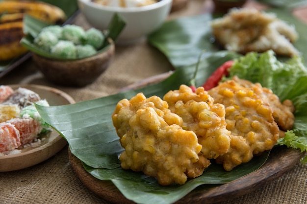 Indonesische traditionele maïs beignets