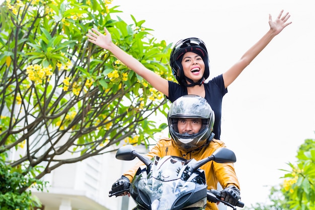 Indonesische vrouw voelt zich vrij op motorfiets