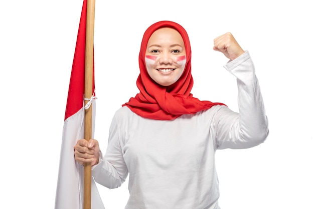 Indonesische vrouwen vieren de Indonesische onafhankelijkheidsdag op 17 augustus door de Indonesische vlag vast te houden