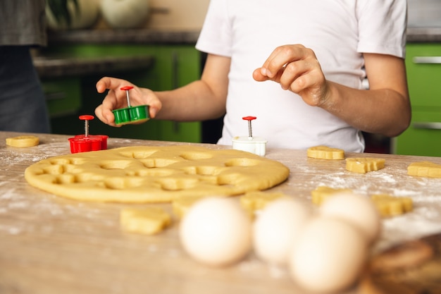 屋内活動：台所で料理をしている幼児。ケーキやビスケットを作る。閉じる