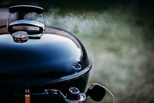 Photo the indoor bbq grill prepares delicious outdoor steaks. core probe and lots of smoke.