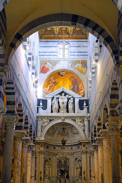 イタリア、ピサの奇跡のミラコリ広場にあるドゥオーモ大聖堂の屋内インテリア