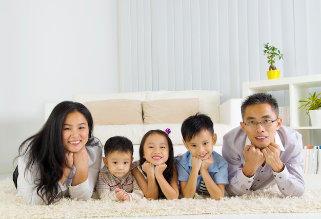 Крытый портрет азиатской семьи