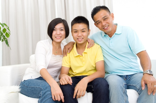 Крытый портрет красивой азиатской семьи