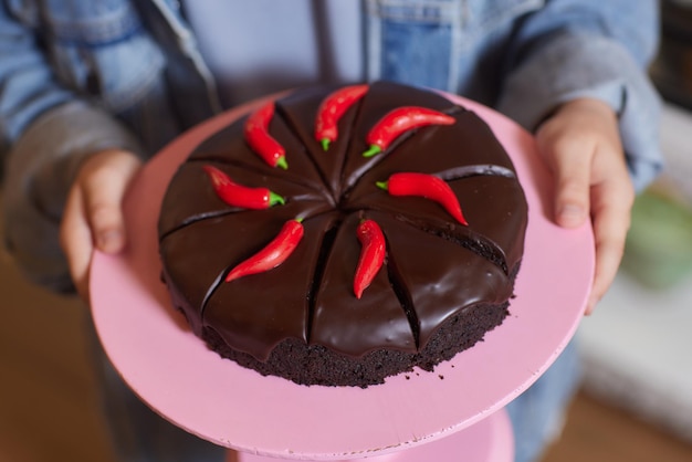 Torta di compleanno della holding della bella donna del ritratto dell'interno