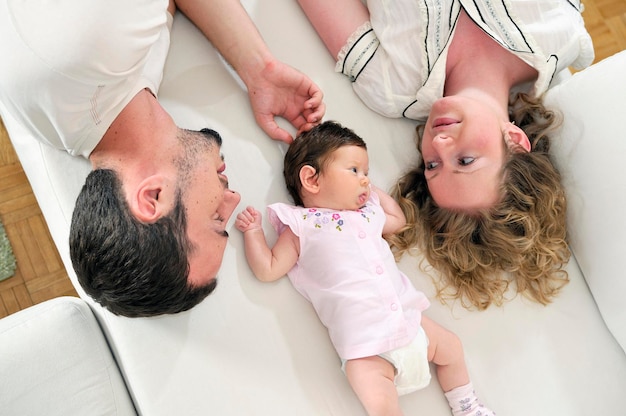 행복한 젊은 가족과 귀여운 아기가 있는 실내 초상화
