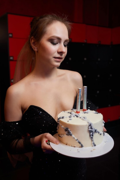 Indoor portret mooie vrouw met verjaardagstaart