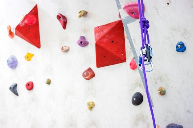 Parete di simulazione di arrampicata indoor per alpinismo o allenamento alpinista, concetto di attività sportiva