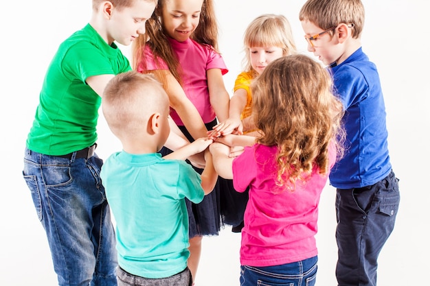 Foto indoor studio kinderhanden, close-up, handen die als team bij elkaar blijven