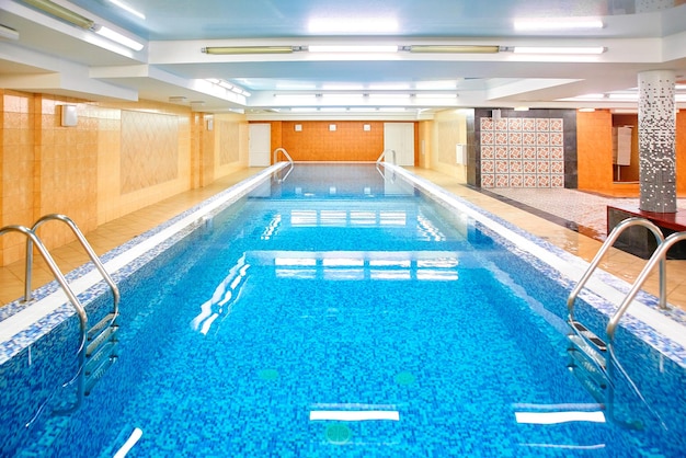 Photo indoor swimming pool spa interior relaxation and sauna in the gym