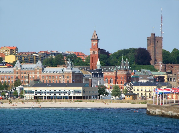 Indrukwekkend stadscentrum van helsingborg met veel mensen die hun weekend op het strand doorbrengen, zweden