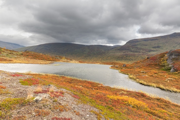 Indrukwekkend uitzicht op de bergen van nationaal park Sarek in Zweeds Lapland