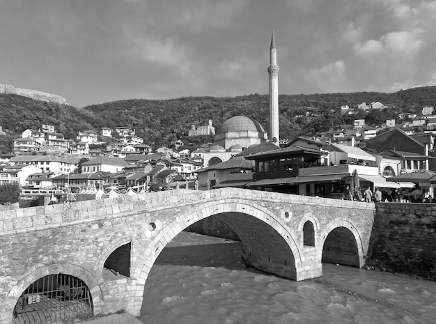 Indrukwekkend uitzicht op de oude stad Prizren met moskee en kerk, Kosovo in zwart-wit