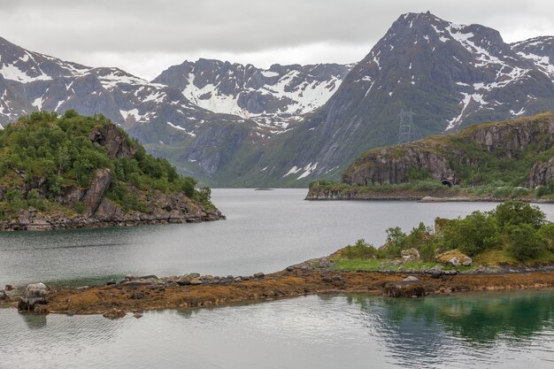 Indrukwekkend zomerzicht op de fjord in Noorwegen. Kleurrijke ochtendscène in Noorwegen