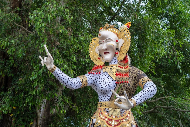 Indrukwekkende handgemaakte structuur Ogohogoh-standbeeld gebouwd voor de Ngrupuk-parade die plaatsvindt op de zelfs van Nyepi-dag op het eiland Bali, Indonesië close-up