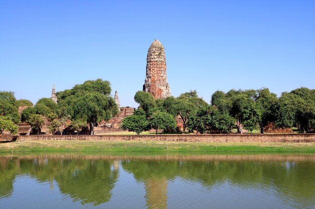 Indrukwekkende middeleeuwse Prang van Wat Phra Ram-tempelruïnes in Ayutthaya Historical Park Thailand