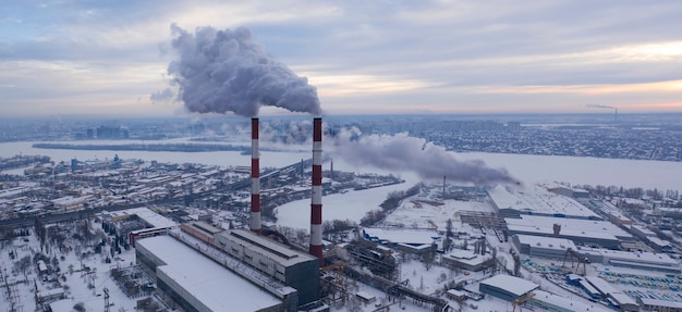 Промышленная зона города с вредными выбросами в атмосферу