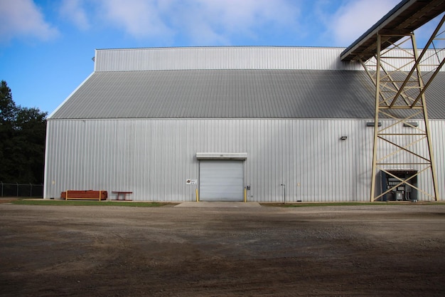 Photo industrial building on field against sky