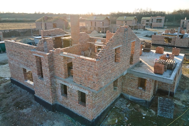 Cantiere industriale in zona rurale con case residenziali in costruzione per futura vendita o locazione concetto di sviluppo immobiliare