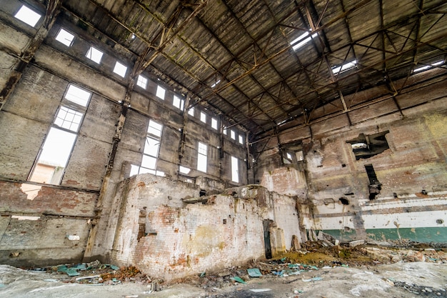 廃工場の工業用建物。明るい光で放棄された工業用インテリア