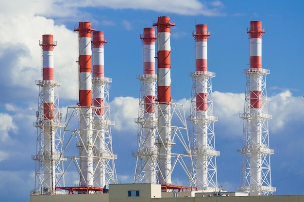 Foto camini industriali sullo sfondo del cielo blu