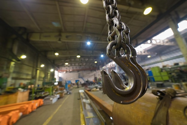 Concetto industriale. una panoramica del cantiere all'interno della targa di produzione. un gancio della gru. colpo centrale