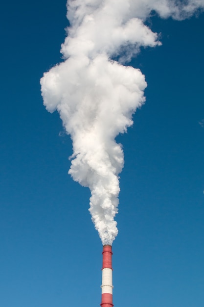 사진 산업, 생태 및 환경 보호. 산업 플랜트의 굴뚝에서 연기가납니다.