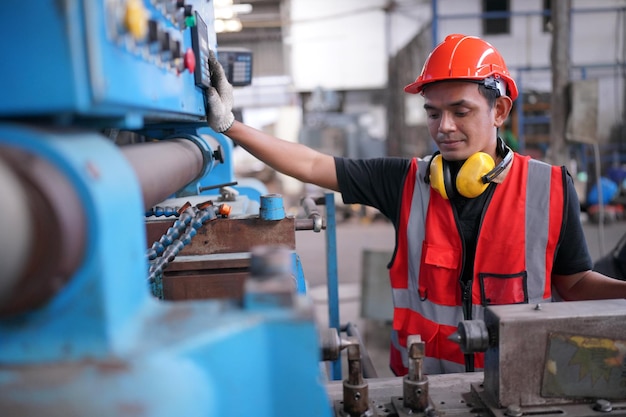 Photo industrial engineers in hard hatswork at the heavy industry manufacturing factoryindustrial worker indoors in factory man working in an industrial factory