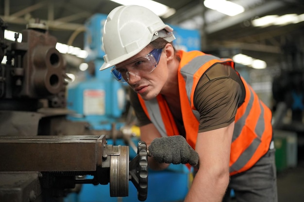 Photo industrial engineers in hard hatswork at the heavy industry manufacturing factoryindustrial worker indoors in factory man working in an industrial factory