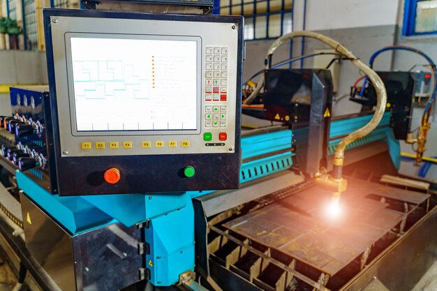 Промышленное оборудование для обработки стального листа.