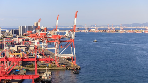 Промышленные объекты и порт и корго корабль Осака Япония