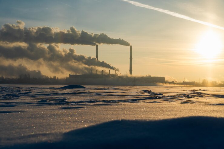 工業工場のパイプは大気中に炭素ガスを排出します工業地帯の厚い煙のプルーム