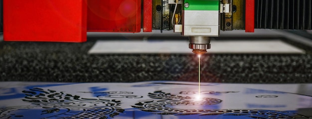 Macchina per taglio laser industriale durante il taglio della lamiera