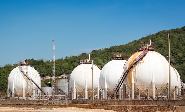 Промышленный резервуар для хранения сжиженного нефтяного газа на голубом небе