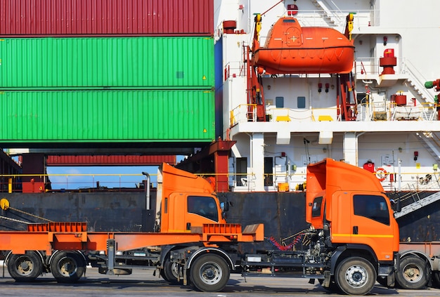 Промышленная логистика и перевозки грузов в контейнерном дворе для логистического и грузового бизнеса в порту отгрузки