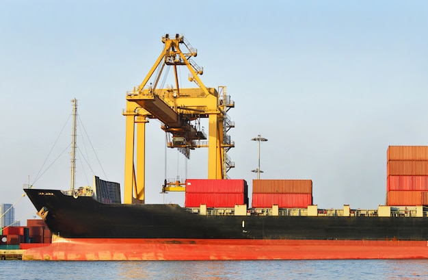 出荷港でのロジスティクスおよび貨物ビジネスのためのコンテナヤードでの産業ロジスティクスおよびトラックの輸送