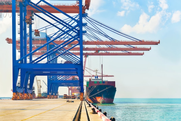 Logistica industriale e trasporto di camion in cantiere per container per attività di logistica e merci